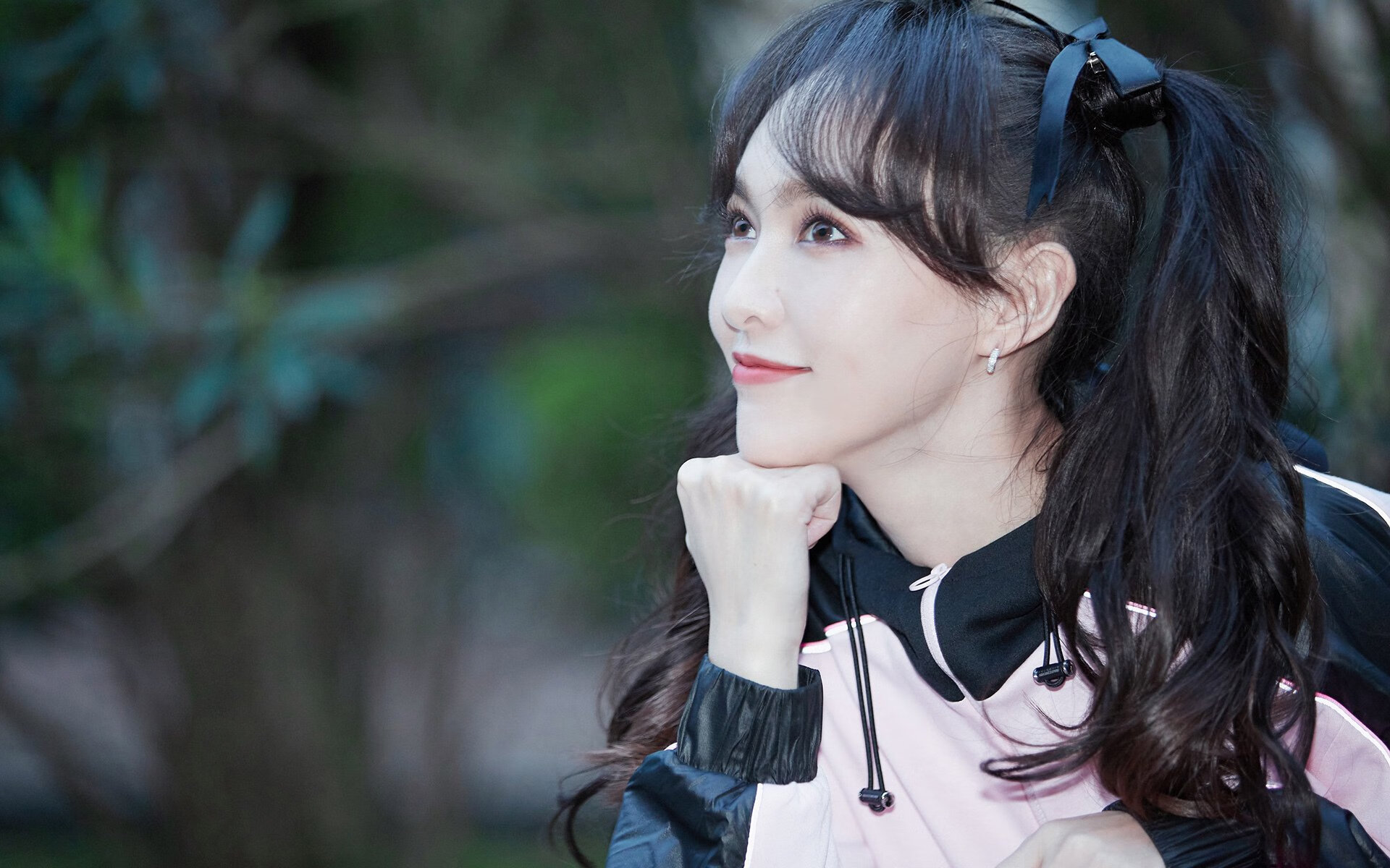 摩洛哥骑手法赫德·阿尔·哈桑在2024年巴黎奥运会三项赛中以“Valor”马匹获得第25名，展现坚韧精神。